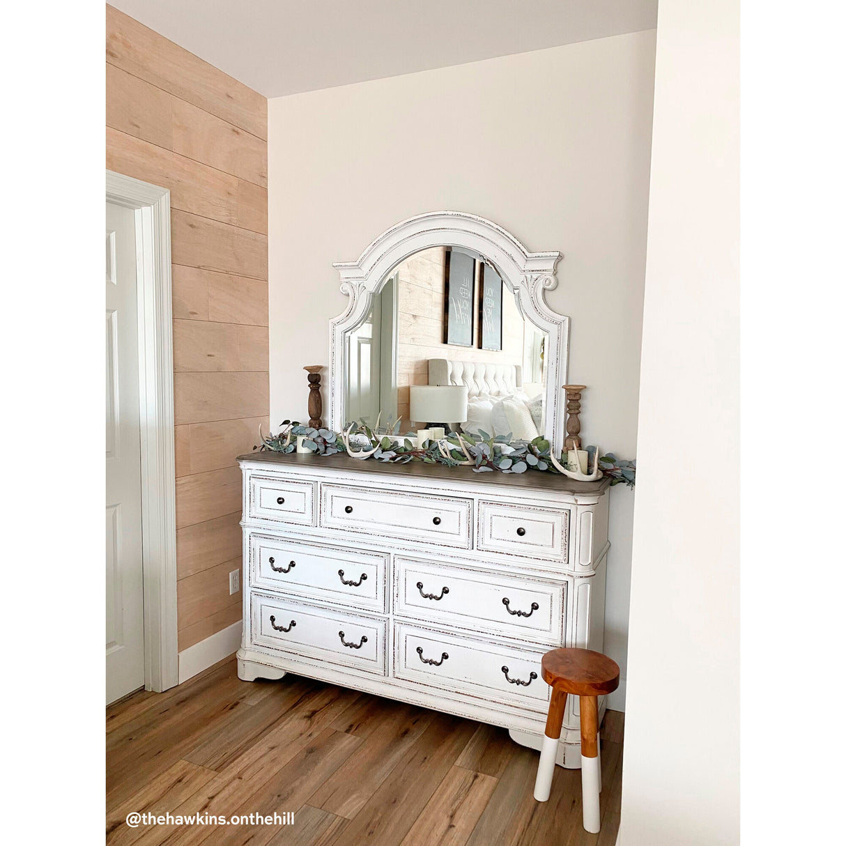 Magnolia Manor Dresser - 2447653_LIBF_LF2_RM